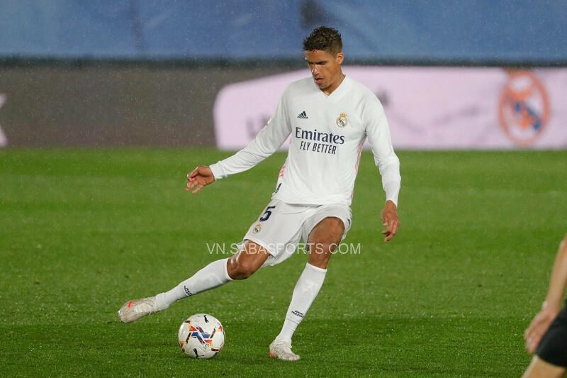 Varane khá tự tin trong khâu chuyền bóng. (Ảnh: Twitter)