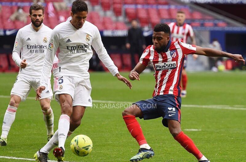 Varane thường có mặt đúng lúc, đúng chỗ. (Ảnh: Twitter)