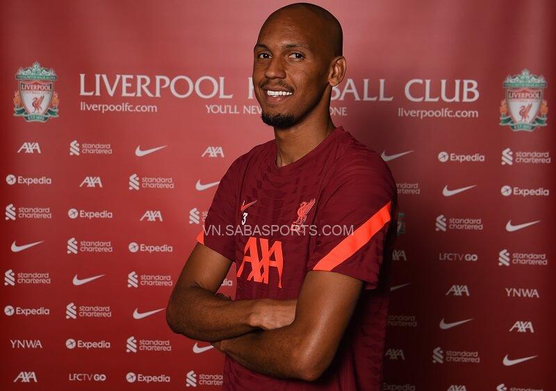 Fabinho rạng rỡ trong ngày cam kết tương lai với sân Anfield. (Ảnh: Liverpool FC)