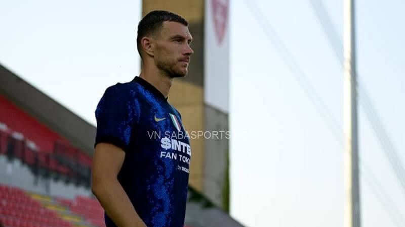 Mẫu trung phong ít chạy chỗ như Dzeko không phải giải pháp Inter hướng tới