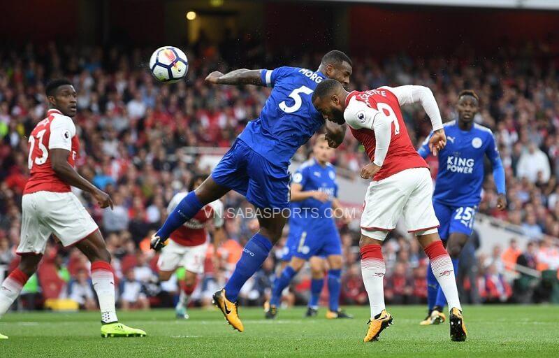 Lacazette “mở hàng” mùa 2017/18. (Ảnh: The Independent)