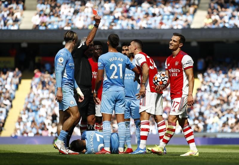 Tấm thẻ đỏ của Xhaka khiến cho trận đấu càng dễ dàng hơn cho Man City