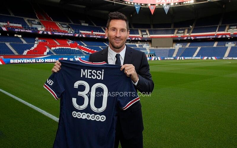 Messi và chiếc áo đấu sẽ được anh sử dụng ở mùa giải 2021/22. (Ảnh: Twitter)