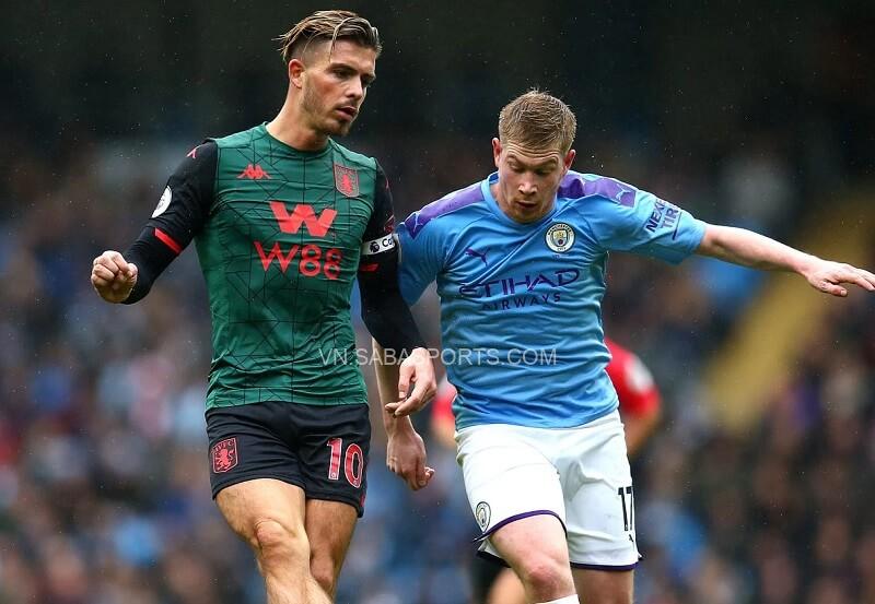 Grealish và De Bruyne trong một pha tranh chấp. (Ảnh: Squawka)