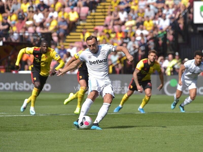 Noble là sát thủ trên chấm penalty. (Ảnh: Football.London)