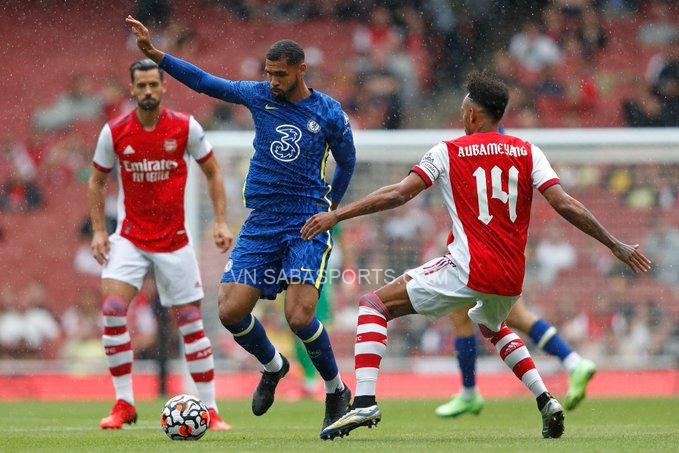 Arsenal và Chelsea chơi đôi công hấp dẫn.