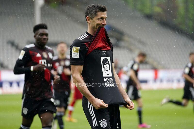 Robert Lewandowski tri ân huyền thoại Gerd Muller khi phá kỷ lục ghi bàn một mùa tại Bundesliga