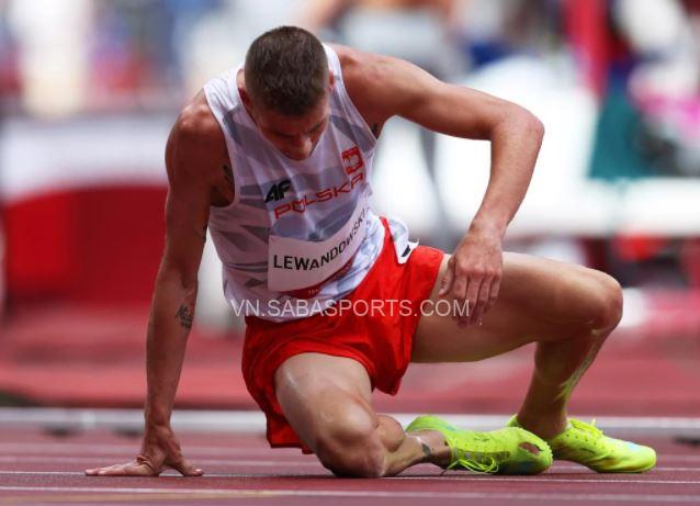 Lewandowski nức nở trên đường chạy điền kinh tại Olympic Tokyo