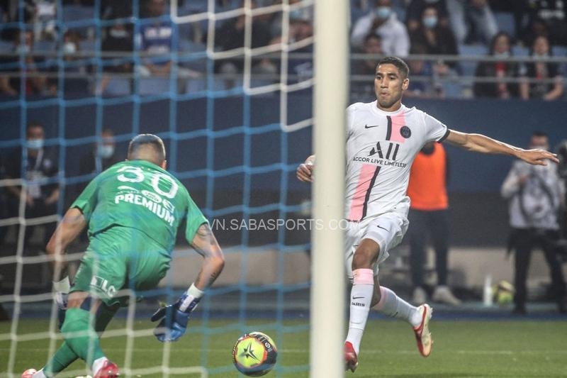 Achraf Hakimi lập siêu phẩm ở trận đấu đầu tiên tại Ligue 1 (Ảnh: Getty Images)