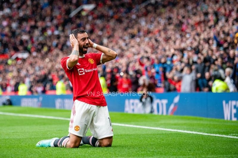 Bruno Fernandes ghi bàn thắng thứ 3 bằng pha đá phạt đẹp mắt (Ảnh: Getty Images)