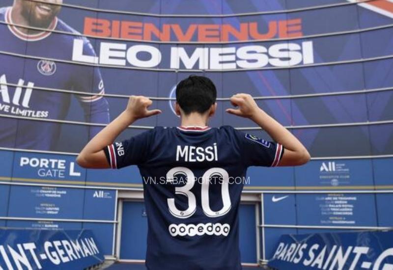 Các CĐV PSG đua nhau sở hữu chiếc áo số 30 của Messi