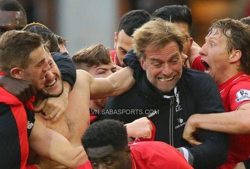 Màn ăn mừng trị giá một cặp kính của Klopp và các học trò