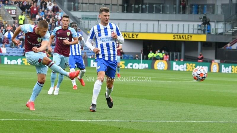 Burnley thất bại tại trận ra quân