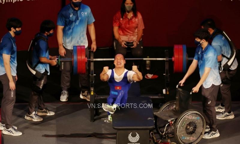 Văn Công phấn khích khi là người đầu tiên nâng dược 173kg