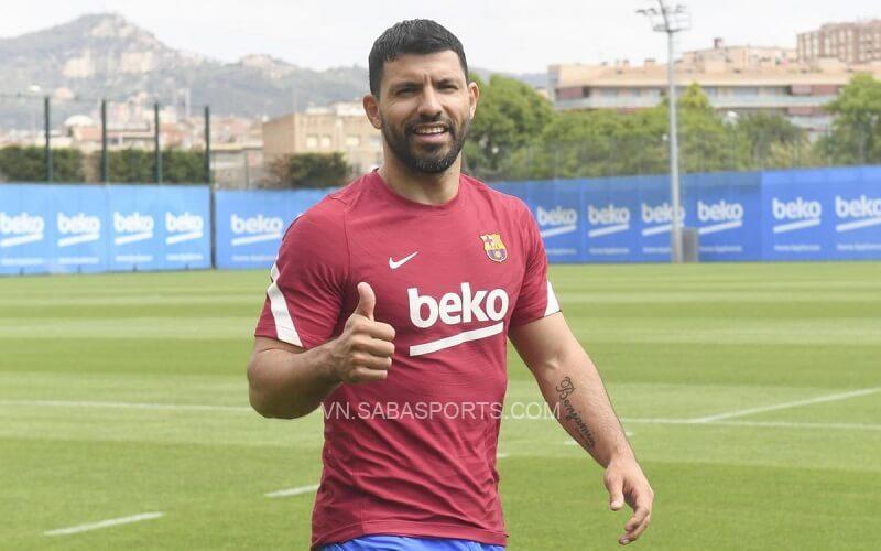 Aguero vui vẻ trên sân tập. (Ảnh: FC Barcelona)