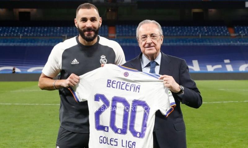 Chủ tịch Perez chúc mừng cột mốc của Benzeam (Ảnh: Real Madrid)