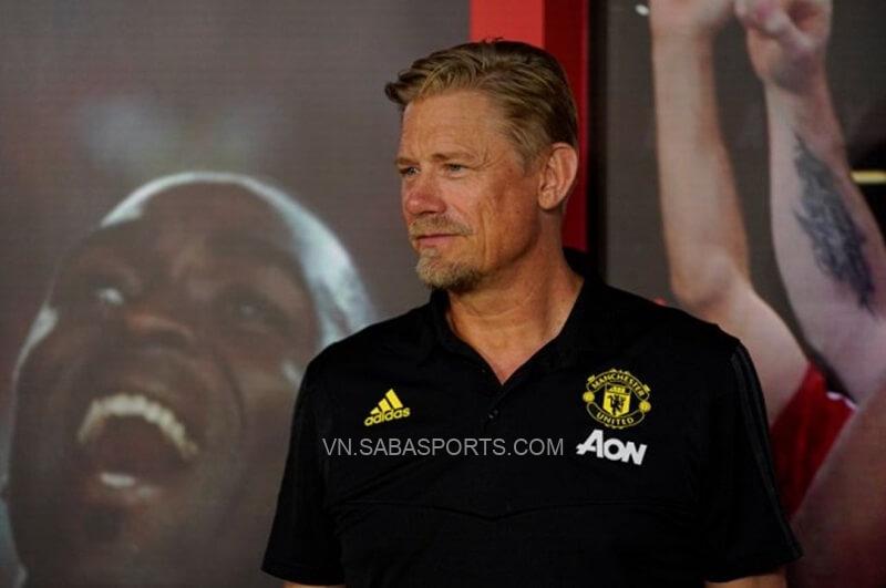 Schmeichel bảo vệ hậu bối ở Man Utd. (Ảnh: Record)