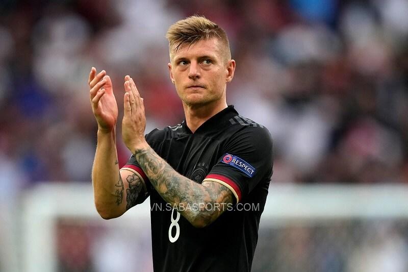 Kroos vẫn cống hiến dù bị đau. (Ảnh: UEFA)