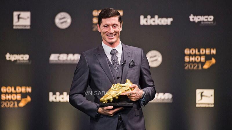 Lewandowski tươi cười trên bục nhận giải. (Ảnh: MARCA)