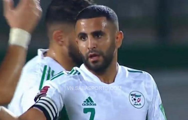 Nhuộm lại tóc đen, Mahrez đã được đá chính và lập tức ghi bàn