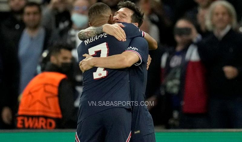 Messi ôm Mbappe đầy thắm thiết sau khi được đàn em dọn cỗ