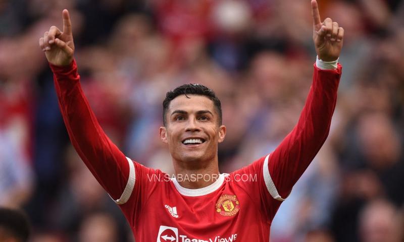 Ronaldo liên tục hướng lên khán đài để chia vui