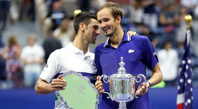 Djokovic và Medvedev trò chuyện khi nhận giải. (Ảnh: The Indian Express)