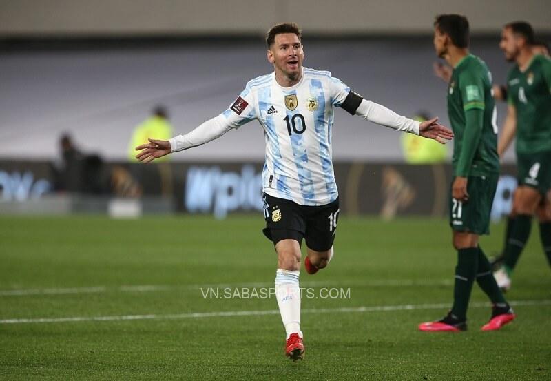 Messi dứt điểm quá bén. (Ảnh: Thanh Niên)