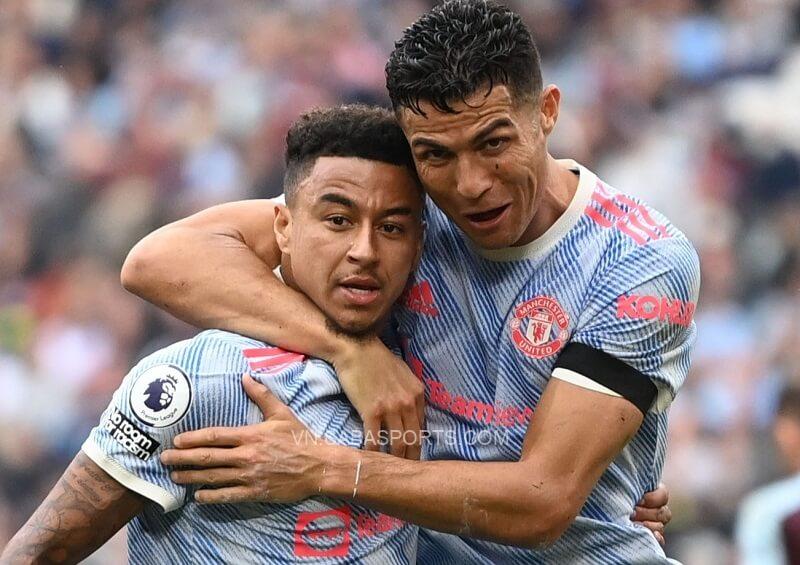 Lingard giữ bình tĩnh dù các đồng đội bùng nổ. (Ảnh: Twitter)