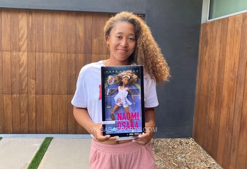 Naomi Osaka và sản phẩm búp bê được sản xuất theo chính cô. (Ảnh: Los Angeles Times)