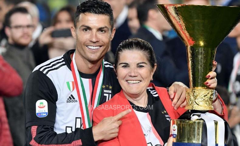 Ronaldo không muốn mẹ anh xem trực tiếp các trận đấu căng thẳng nữa