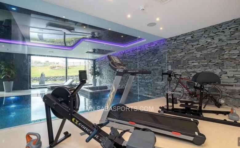 Từ phòng gym nhìn ra bể bơi