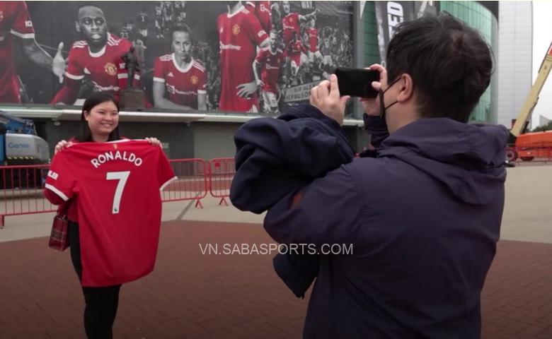 Người hâm mộ đua nhau săn áo của Ronaldo ở MU