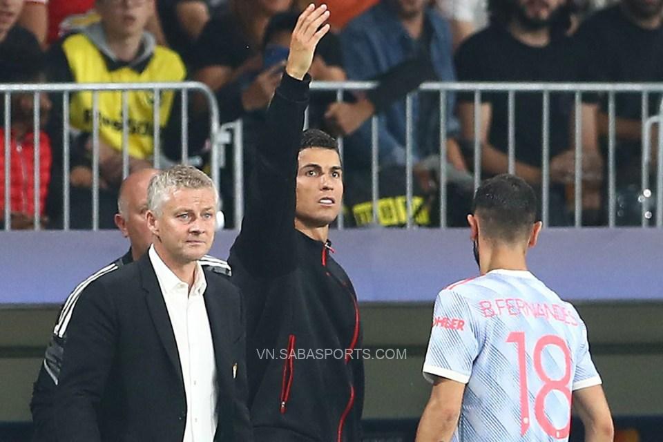 Ronaldo có những hành động gây tranh cãi bên ngoài đường biên trong trận đấu với West Ham