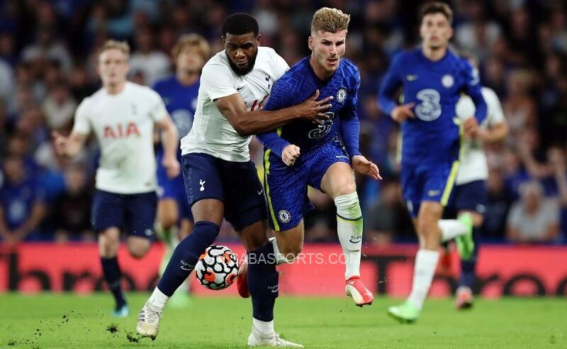 Một tình huống trong trận Tottenham - Chelsea. (Ảnh: Vietnamnet)