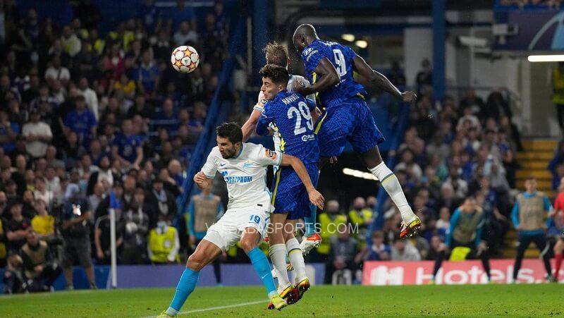 Pha đánh đầu của Lukaku vào lưới Zenit. (Ảnh: Independent)