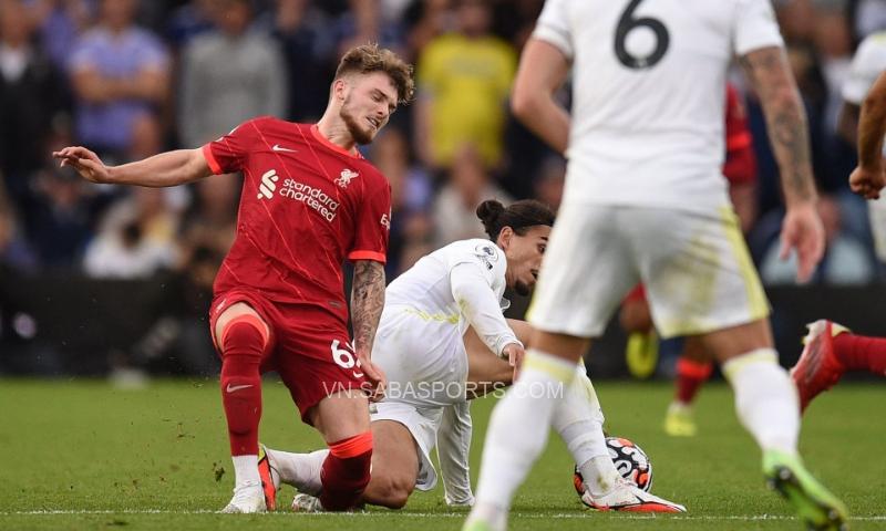 Harvey Elliott đã xuất viện, tặng lại áo đấu cho CĐV giường bên