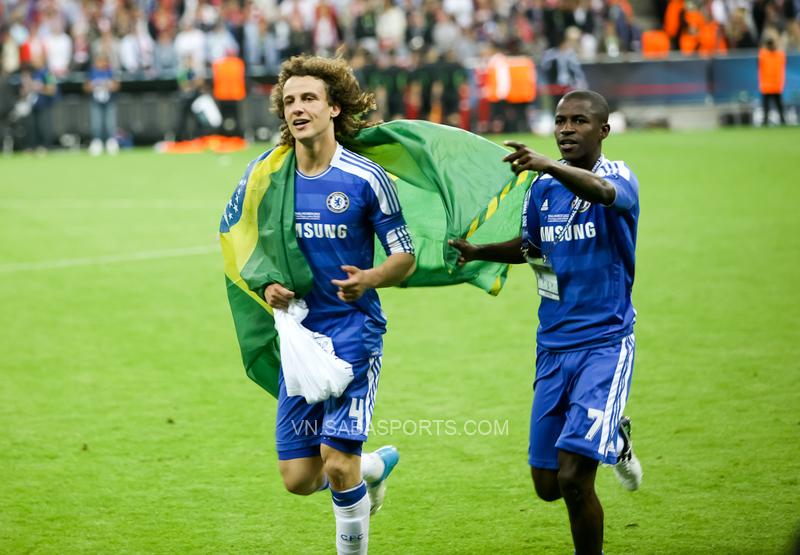 David Luiz ăn mừng chức vô địch Champions League 2012 cùng Ramires