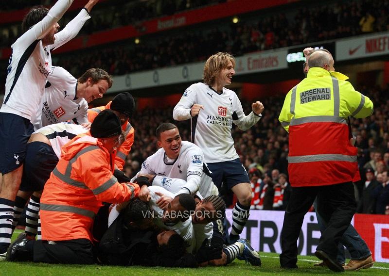 Các cầu thủ Tottenham ăn mừng sau bàn thắng ấn định tỷ số 4-4 của Lennon