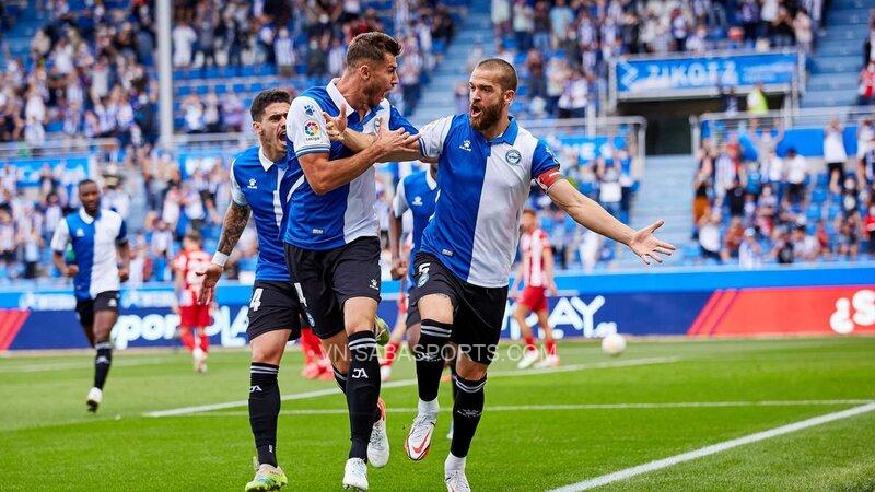 Alaves bất ngờ mở tỷ số từ sớm 