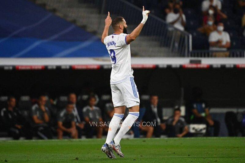 Benzema tỏa sáng với cú hattrick đầu tiên mùa này