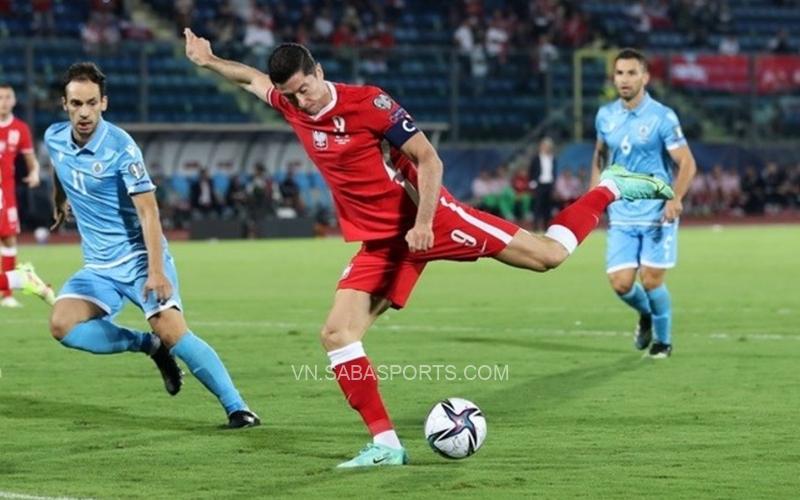 Lewandowski vừa có một cú đúp vào lưới San Marino