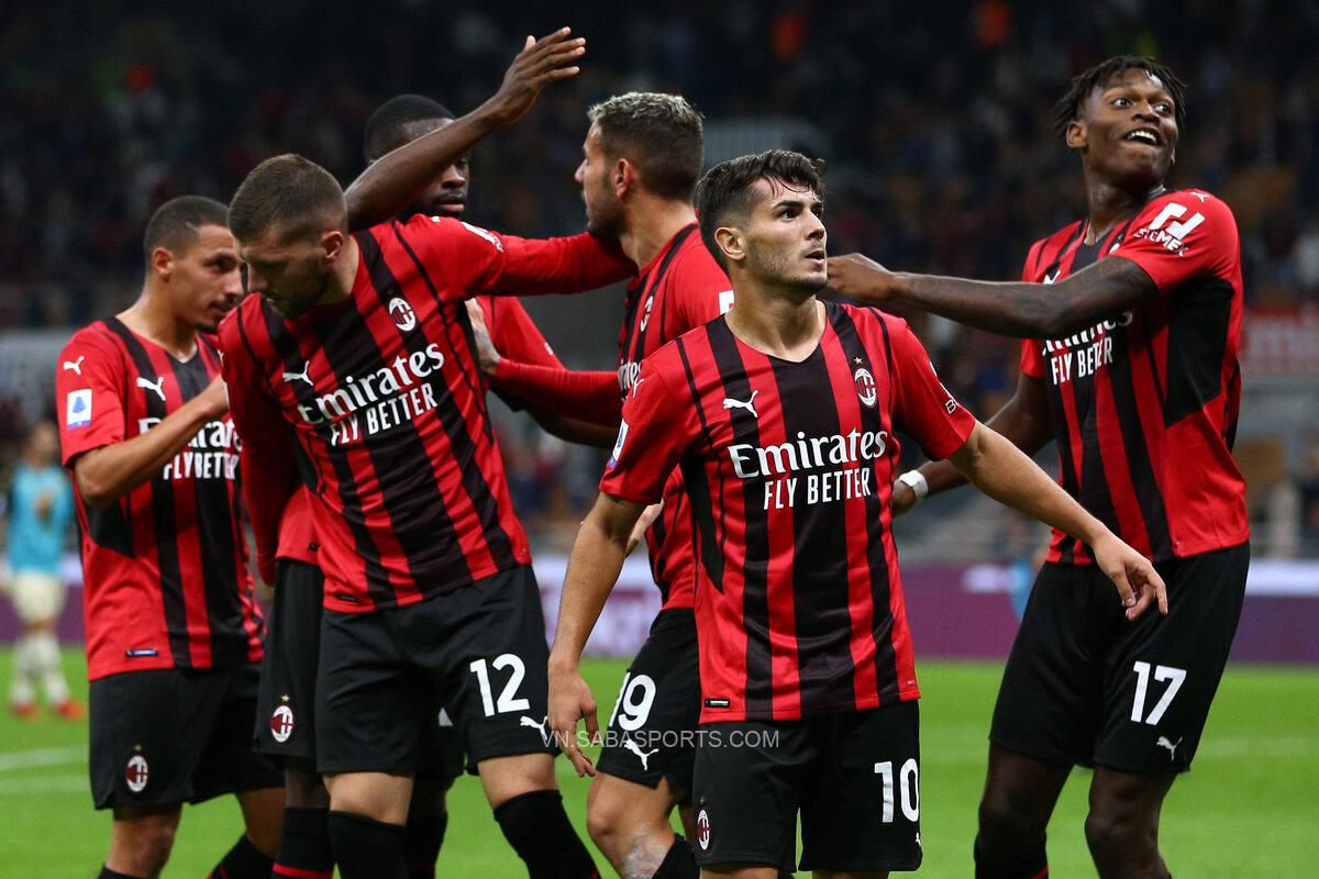 Thắng nhẹ nhàng, AC Milan thổi lửa vào cuộc đua vô địch