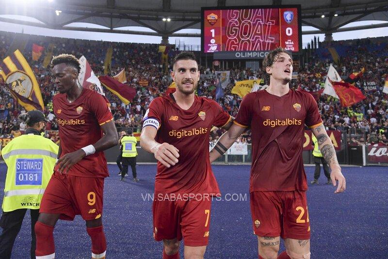 AS Roma ăn mừng bàn mở điểm với CĐV nhà