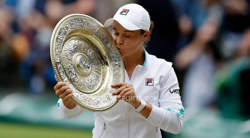 Barty đã có một mùa hè thành công khi nâng cao danh hiệu Wimbledon 2021