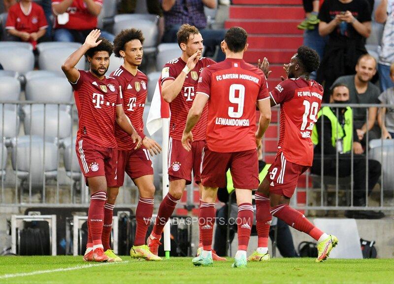 Bayern Munich ăn mừng bàn thắng mở tỷ số