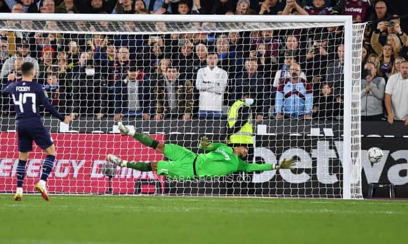 Foden với cú sút penalty hỏng ăn khiến Man City trở thành cựu vương của giải đấu