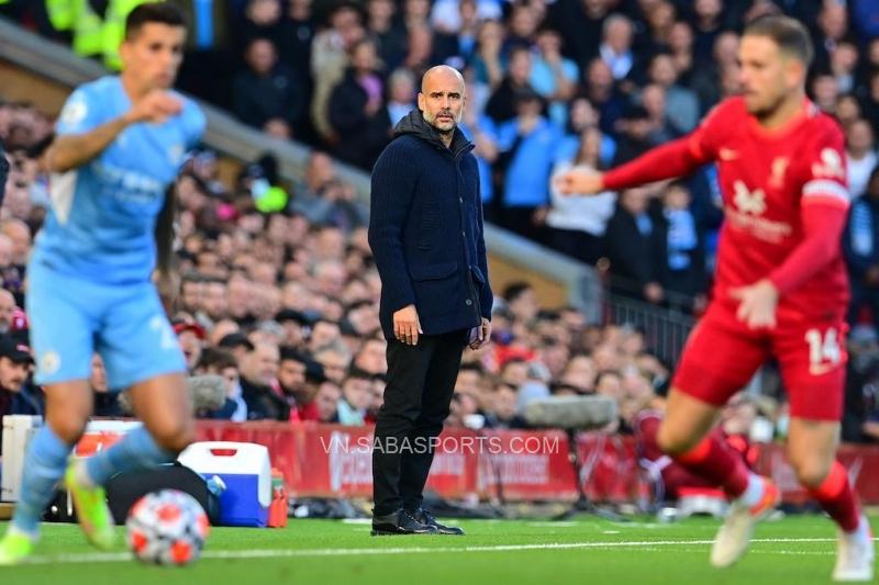 Pep Guardiola khiếu nại việc trợ lý của mình bị CĐV Liverpool nhổ nước bọt