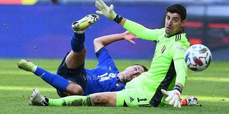 Courtois trong tình huống cản phá cú sút của Federico Chiesa. (Ảnh: Twitter)