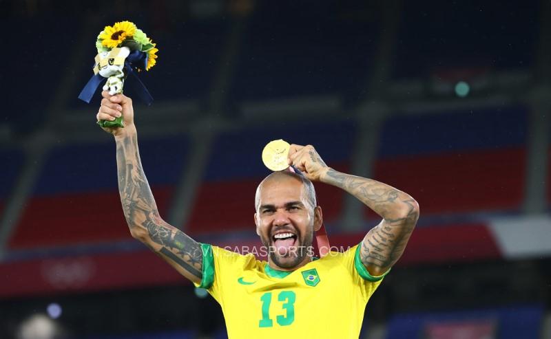 Alves là thủ quân của Olympic Brazil tại Thế vận hội vừa qua